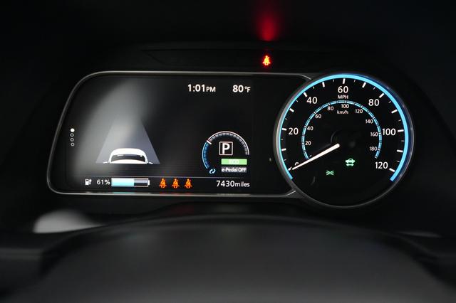 2025 Nissan LEAF — photo 5 of 18