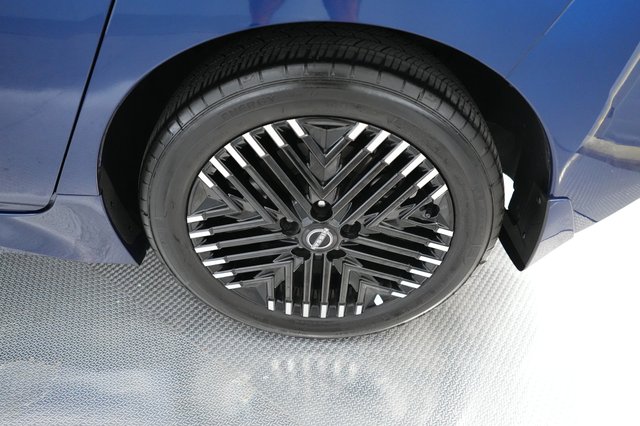 2025 Nissan LEAF — photo 15 of 18