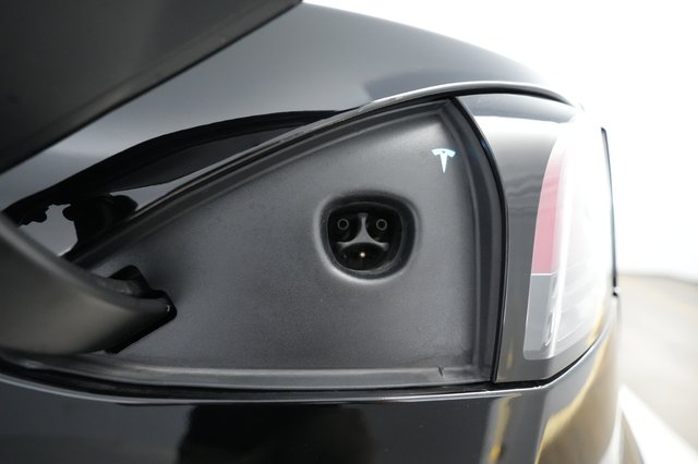 2022 Tesla Model S — photo 8 of 23