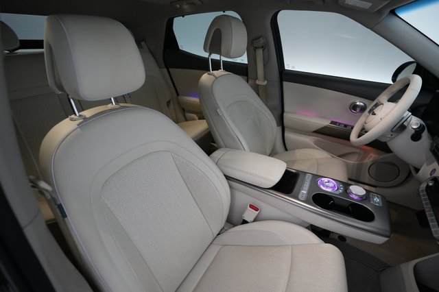 2023 Genesis GV60 — photo 16 of 37