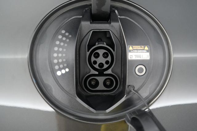 2023 Genesis GV60 — photo 8 of 37