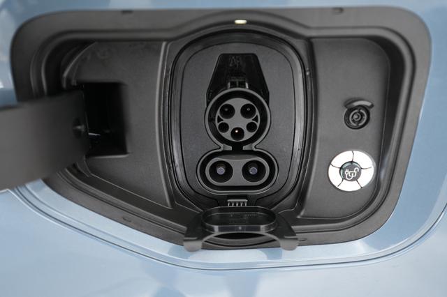 2023 Ford F-150 Lightning — photo 8 of 18