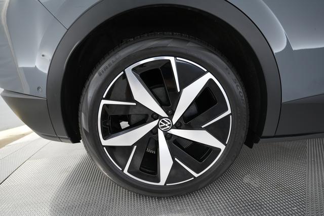 2023 Volkswagen ID.4 — photo 7 of 23