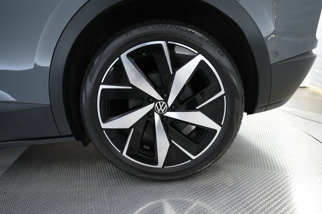 2023 Volkswagen ID.4 — photo 17 of 23