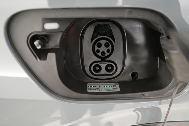 2023 Volkswagen ID.4 — photo 8 of 23