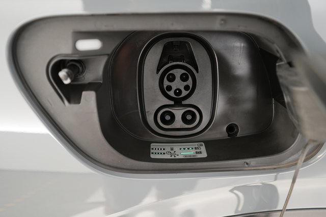 2023 Volkswagen ID.4 — photo 8 of 23