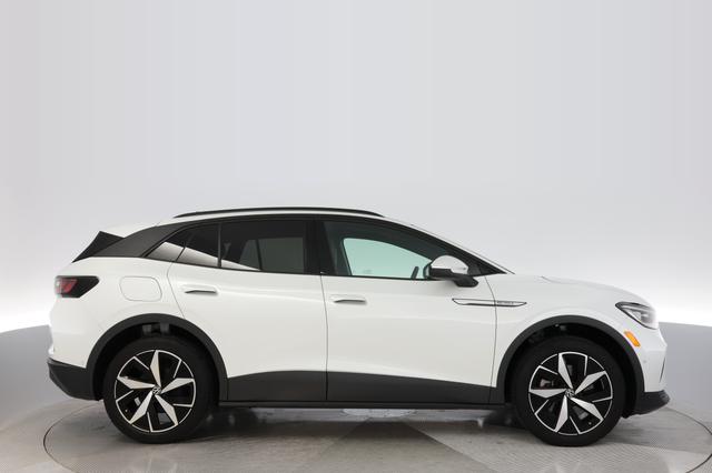 2023 Volkswagen ID.4 — photo 10 of 18