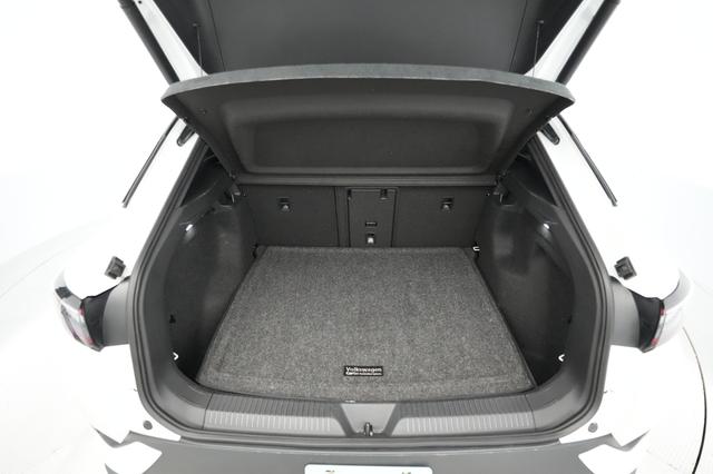 2023 Volkswagen ID.4 — photo 6 of 18