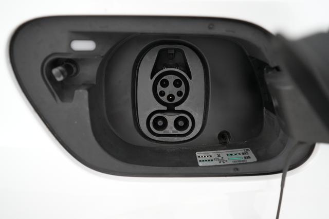 2023 Volkswagen ID.4 — photo 8 of 18