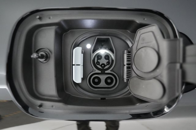 2023 BMW i4 — photo 8 of 23