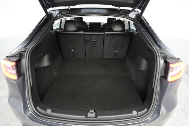 2022 Tesla Model Y — photo 6 of 21