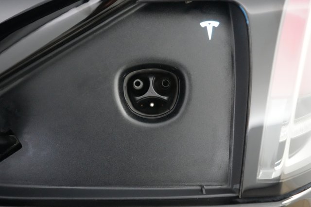 2023 Tesla Model X — photo 8 of 21