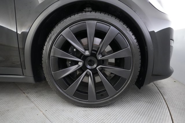 2023 Tesla Model X — photo 16 of 21