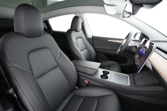 2024 Tesla Model Y — photo 18 of 24