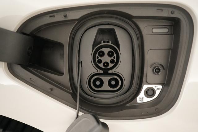 2023 Jaguar I-Pace — photo 8 of 25