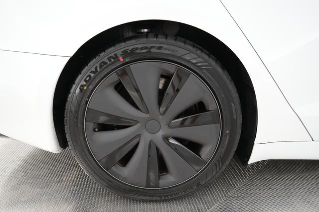 2024 Tesla Model S — photo 7 of 19