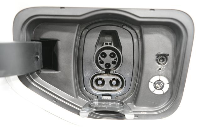 2023 Ford F-150 Lightning — photo 8 of 16