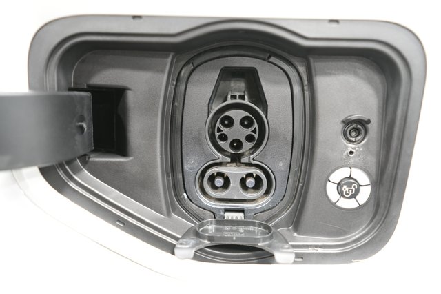 2023 Ford F-150 Lightning — photo 8 of 16