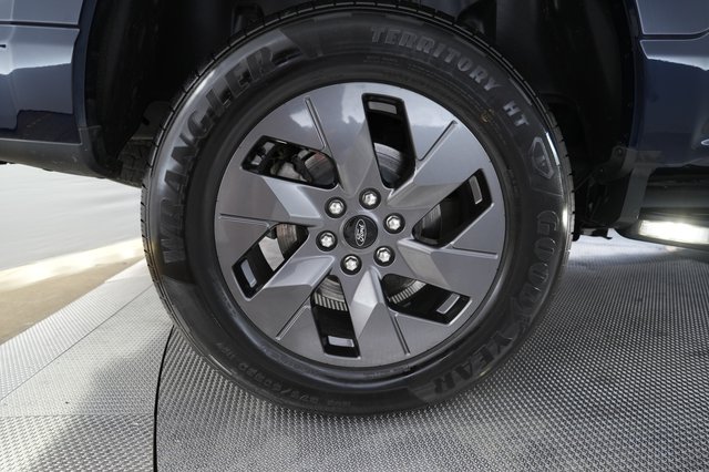 2023 Ford F-150 Lightning — photo 10 of 18