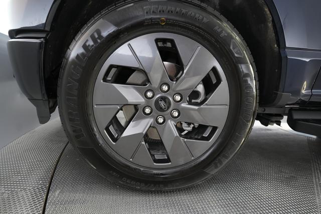 2023 Ford F-150 Lightning — photo 7 of 18