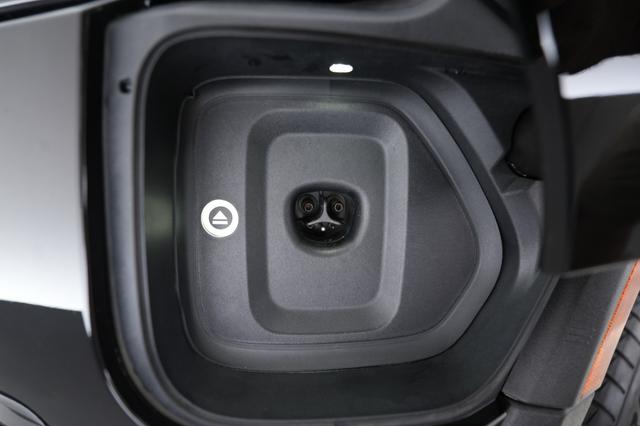 2026 Rivian R1S — photo 8 of 31