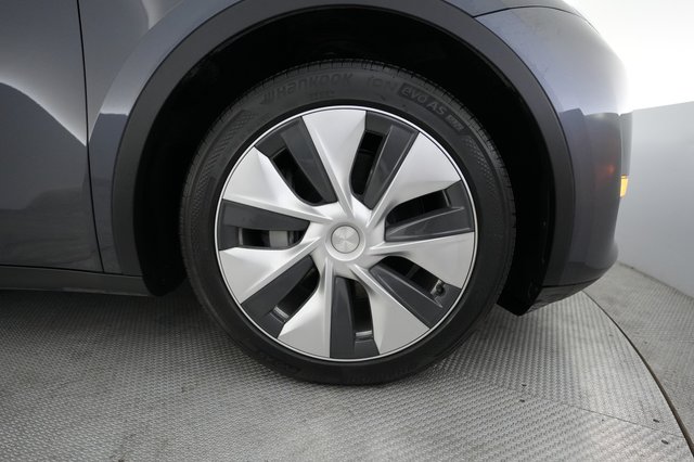 2023 Tesla Model Y — photo 16 of 24