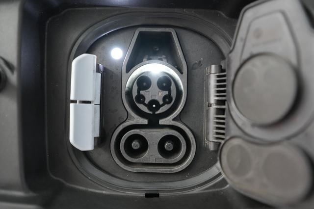 2023 BMW i4 — photo 8 of 21