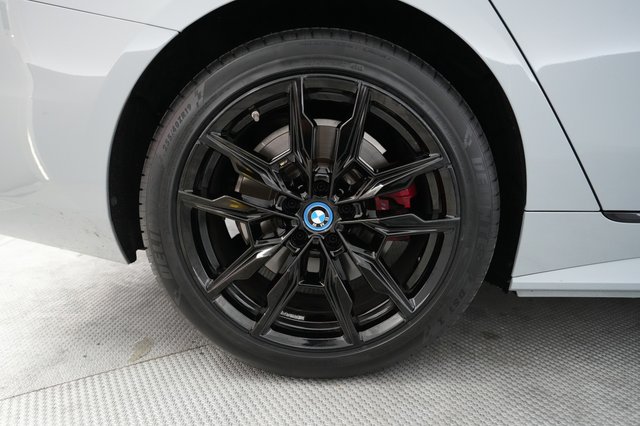 2023 BMW i4 — photo 17 of 21