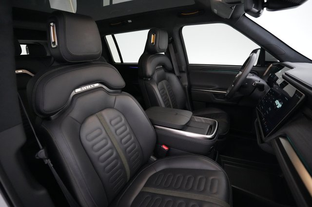 2025 Rivian R1S — photo 16 of 21