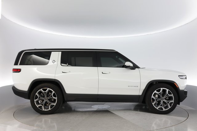 2025 Rivian R1S — photo 10 of 21