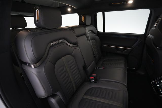2025 Rivian R1S — photo 4 of 21