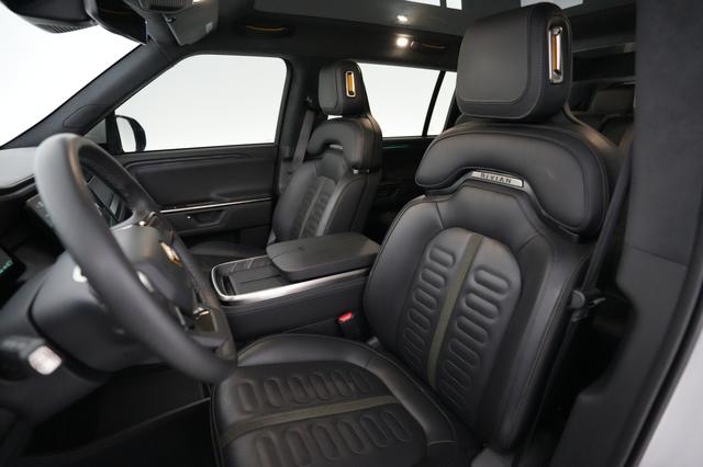 2025 Rivian R1S — photo 3 of 21