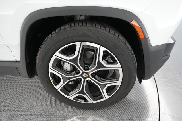 2025 Rivian R1S — photo 13 of 21