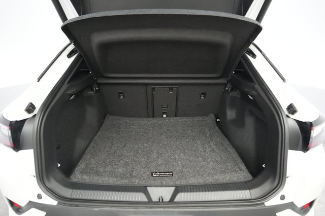 2023 Volkswagen ID.4 — photo 6 of 23