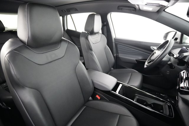 2023 Volkswagen ID.4 — photo 18 of 23