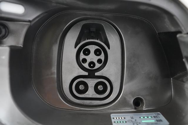 2023 Volkswagen ID.4 — photo 8 of 23