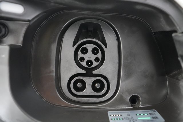 2023 Volkswagen ID.4 — photo 8 of 23