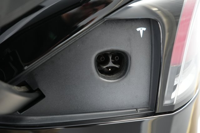 2023 Tesla Model X — photo 8 of 26