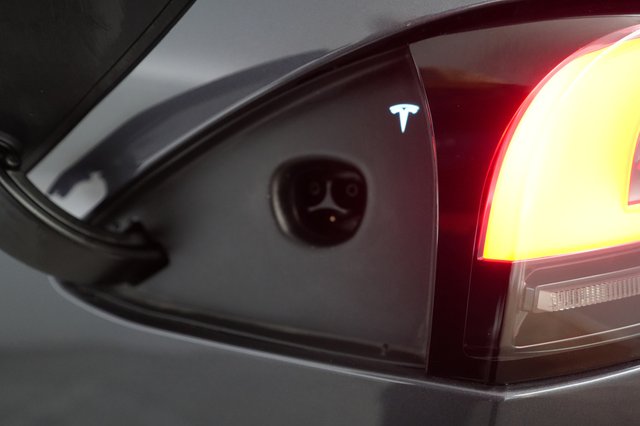 2023 Tesla Model S — photo 8 of 25