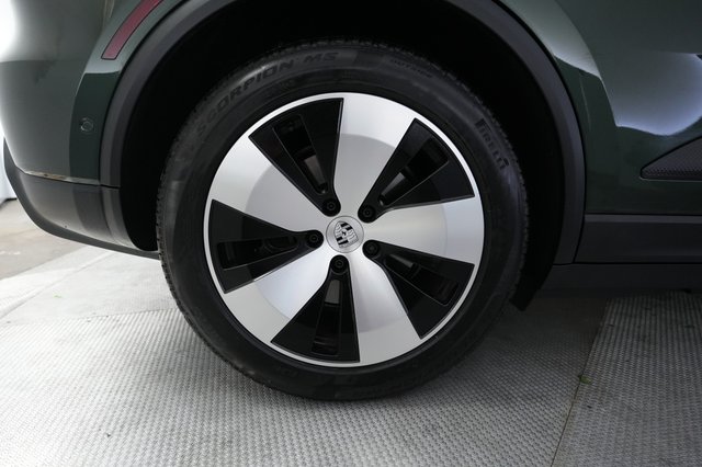 2025 Porsche Macan — photo 17 of 27