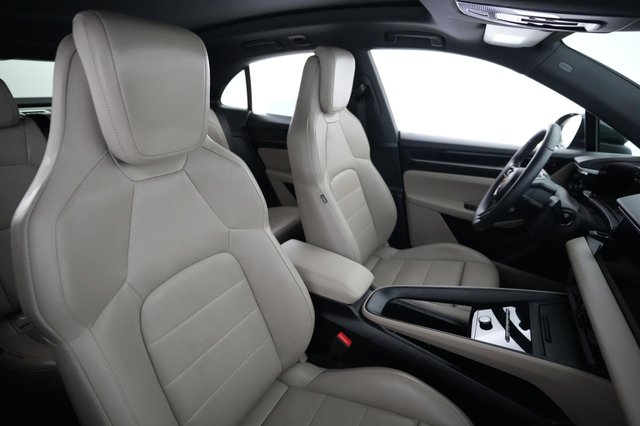 2025 Porsche Macan — photo 18 of 27