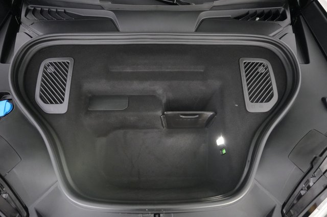 2025 Porsche Macan — photo 23 of 27