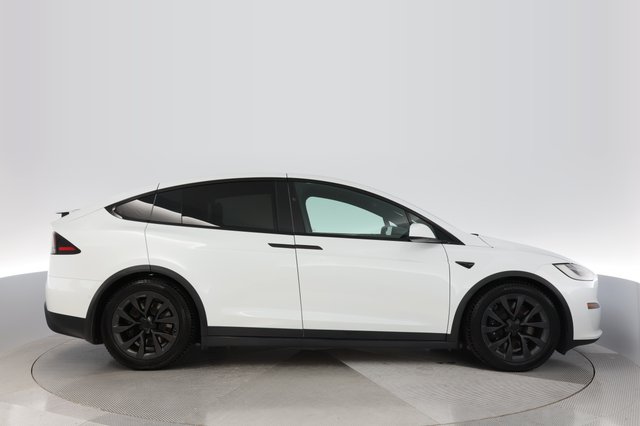 2022 Tesla Model X — photo 10 of 25