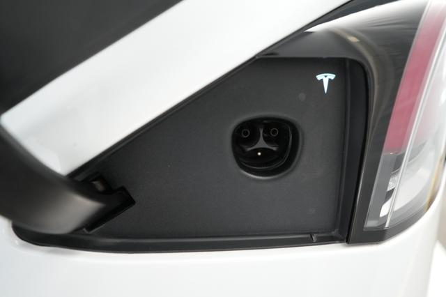 2022 Tesla Model X — photo 8 of 25