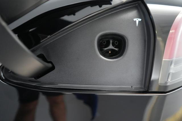 2023 Tesla Model S — photo 8 of 24