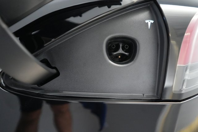 2023 Tesla Model S — photo 8 of 24