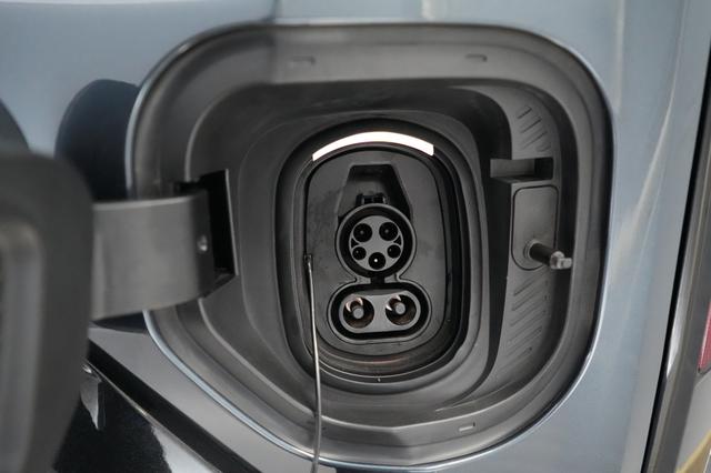 2025 GMC Hummer EV SUV — photo 8 of 21