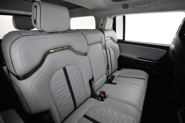 2023 Rivian R1S — photo 4 of 25