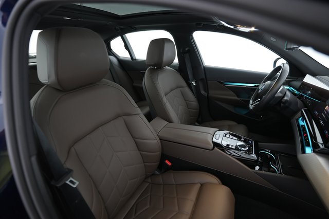 2025 BMW i5 — photo 18 of 23