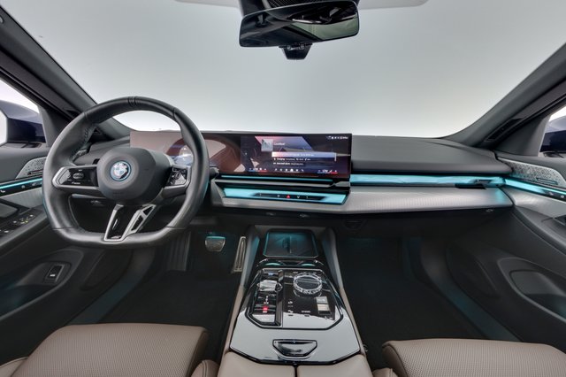 2025 BMW i5 — photo 21 of 23